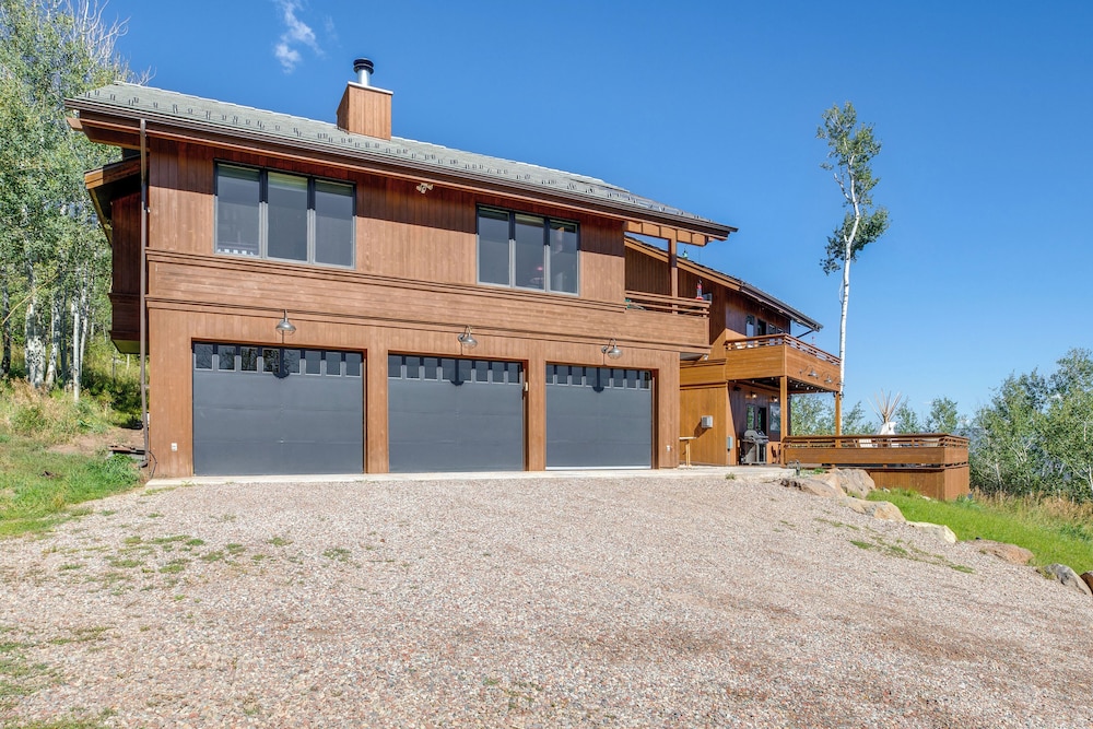 Luxury Modern Retreat: 40 Acres and Mountain Views