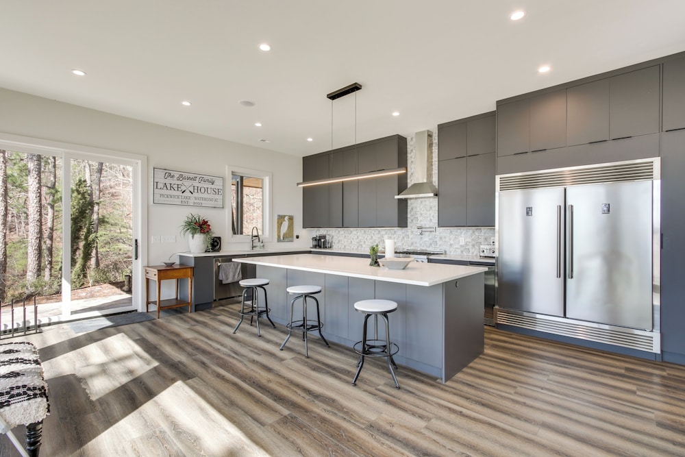 Private Dock & River Views: Modern Gem in Waterloo
