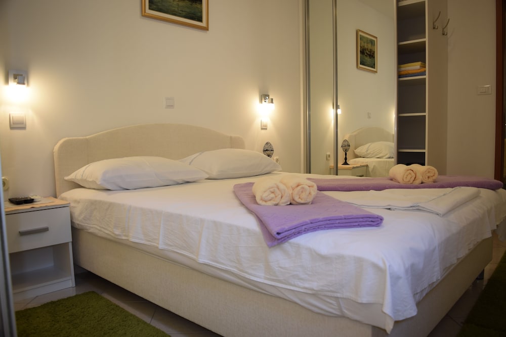 Jele Rooms