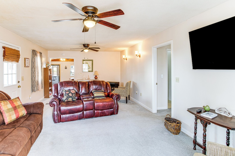 1 Mi to Lake Murray: Pet-friendly Home w/ Deck