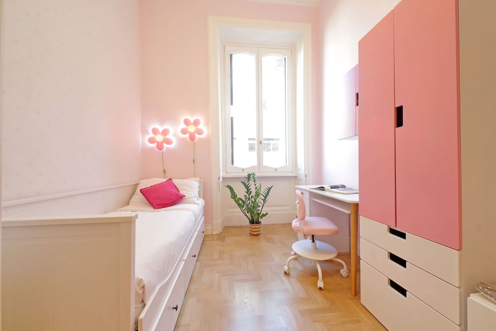 Rare Large and Elegant Rome Apartment in Prati Neighborhood Perfect for Families or Friends