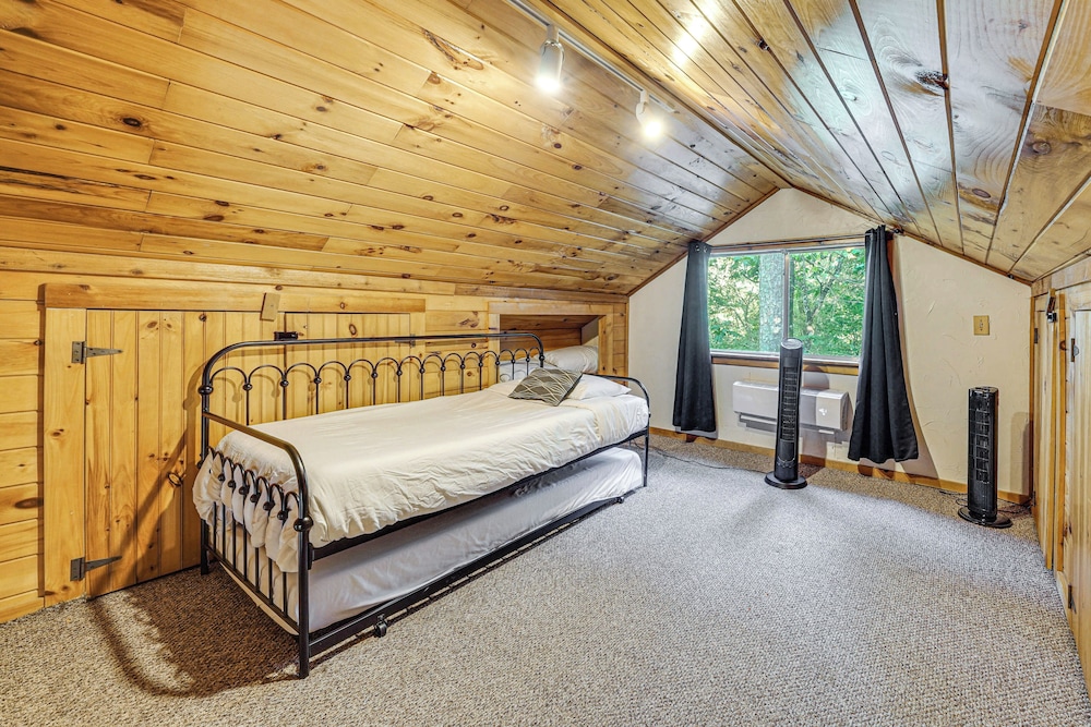 3 Mi to Beavers Bend State Park: Hot Tub Hideaway!