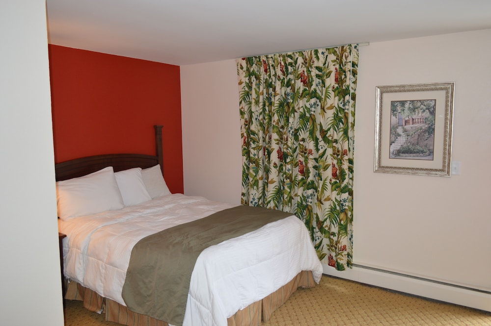 Monnie Lynn Motel