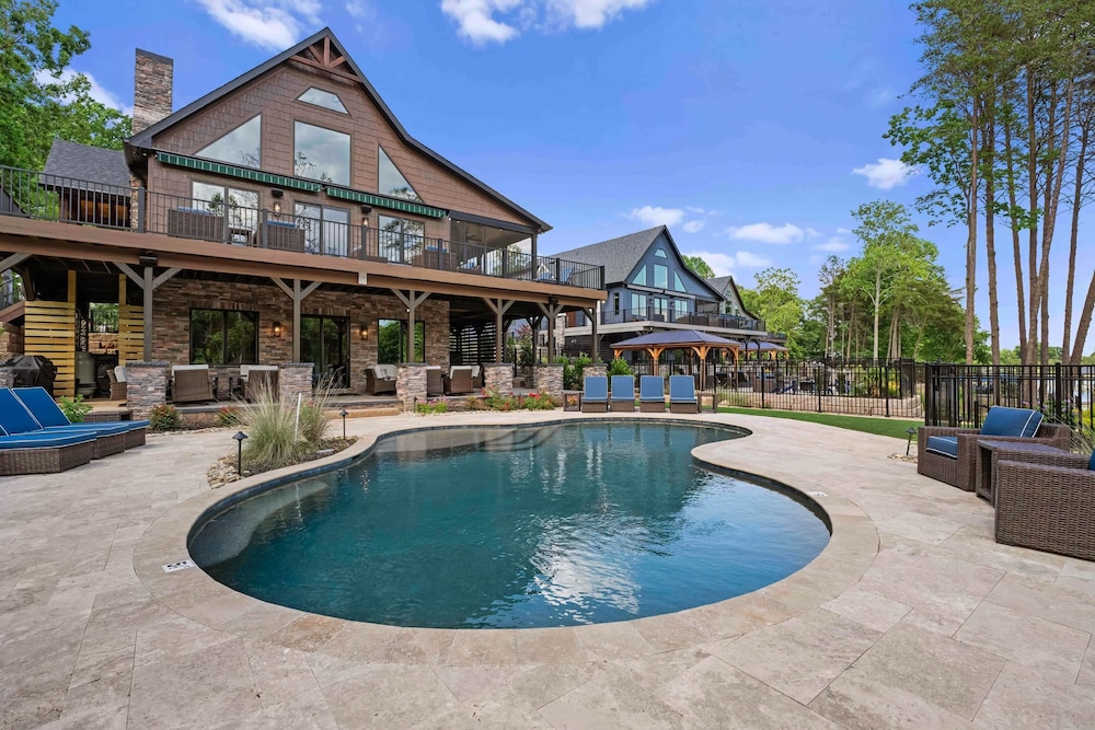 Black Bear Lodge by Avantstay Lakefront Dock Pool Theater Sleeps 20
