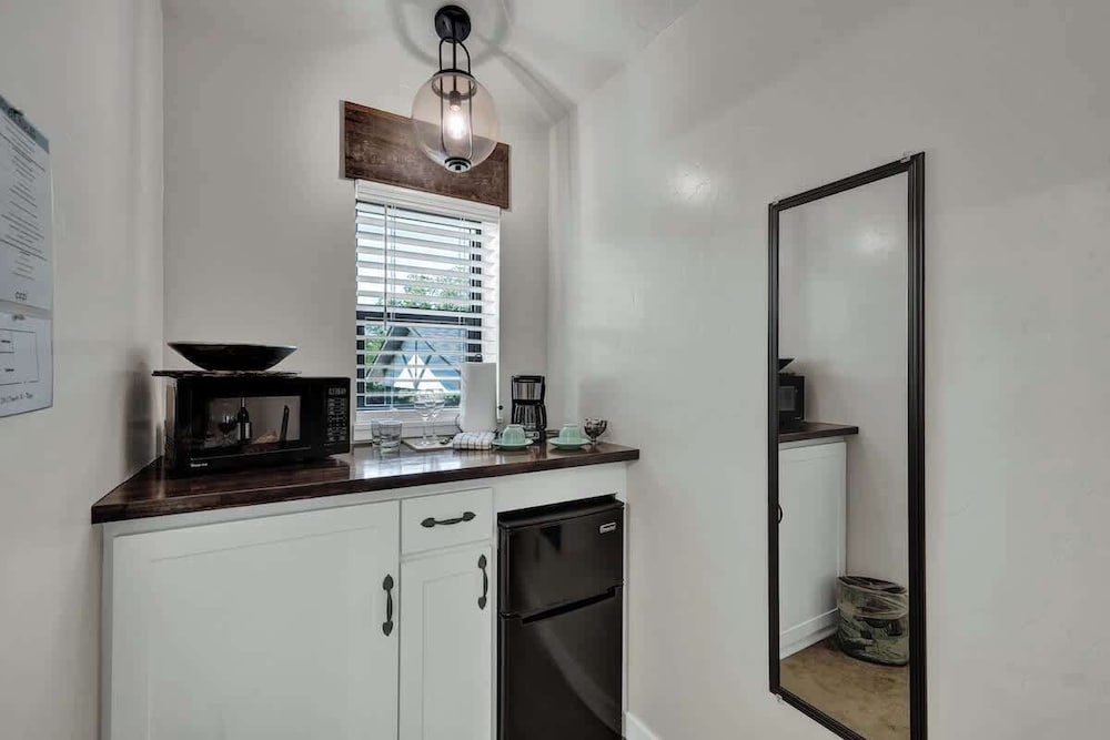 Tejas Suite Walking Distance to Main St!