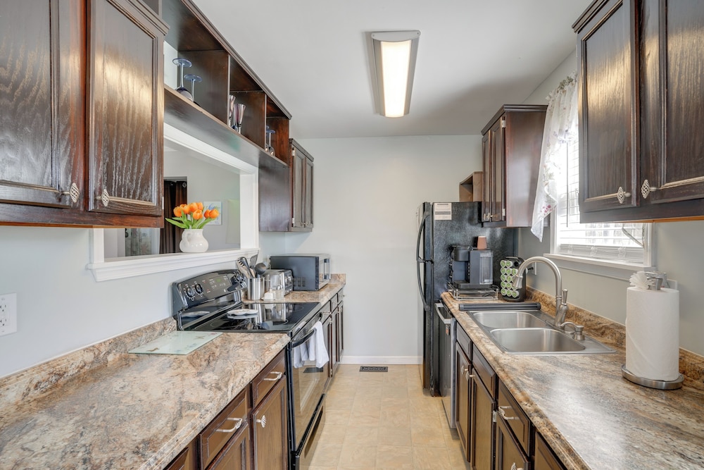 5 Mi to Dtwn Fredericksburg: Family Gem w/ Yard