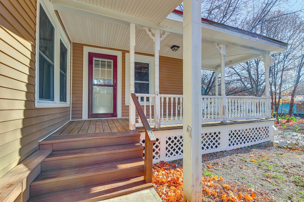18 Mi to Skiing: Colorful Home in Springfield!