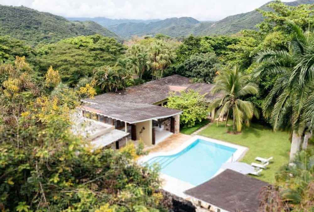 w Spacious 5BR Villa at Mesa de Yeguas