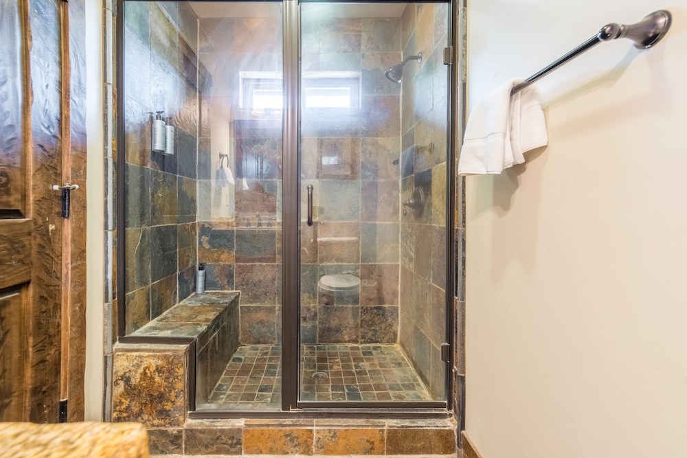 Lakefront Lodge by Avantstay Lakefront Cabin w Hot Tub