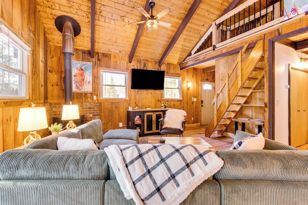 2 Mi to Conway: Cozy Cabin w/ Grill & Yard!