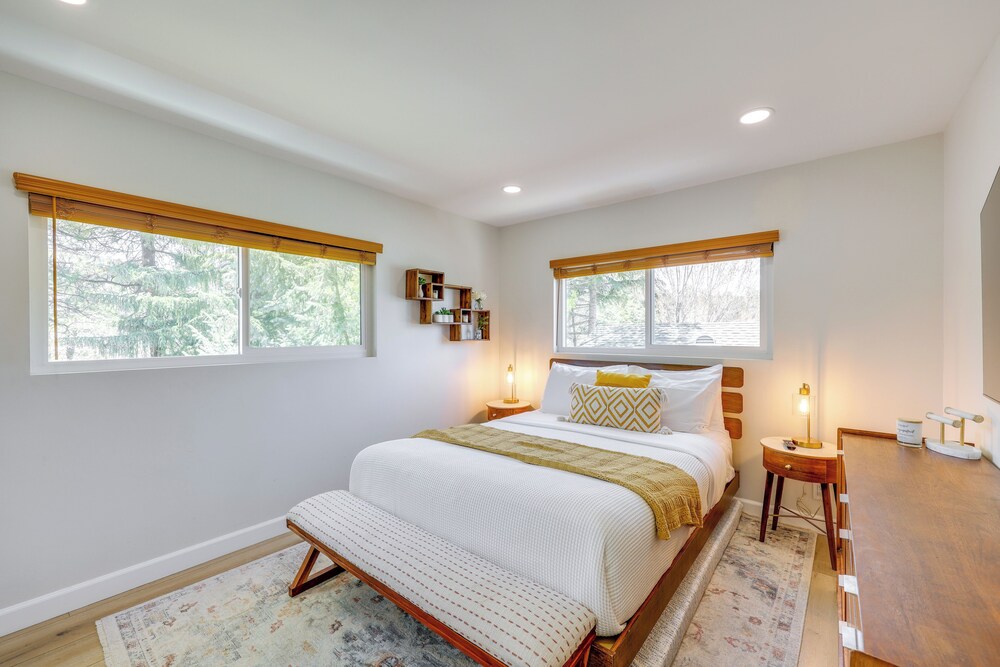 Walk to The Village Shops/eats: Big Bear Lake Home