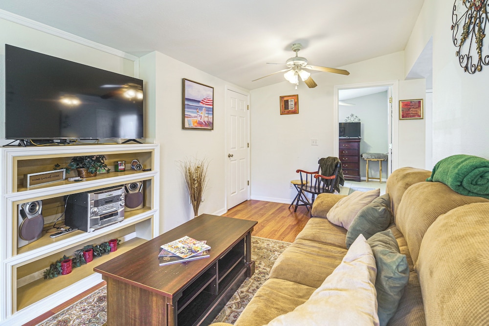 1 Mi to Lake Jackson: Home w/ Screened Patio!