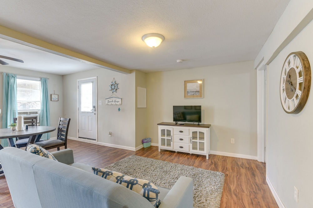 Walk to Beach: Cozy Unit in Galveston!