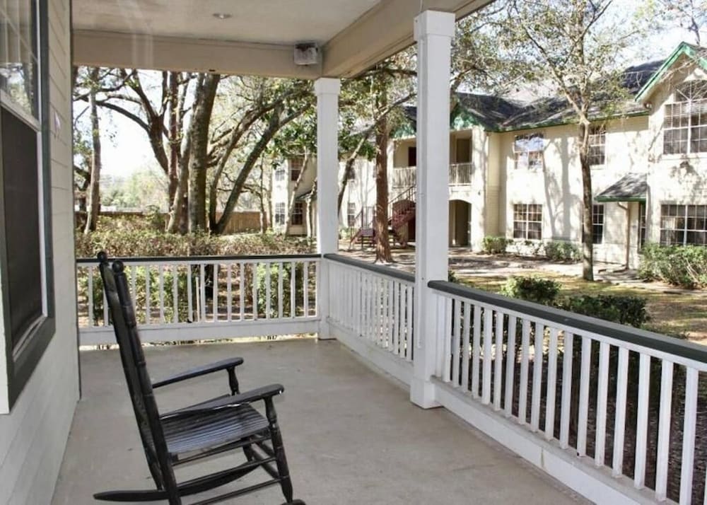 Tropical Enchanted Oaks Villa view 3