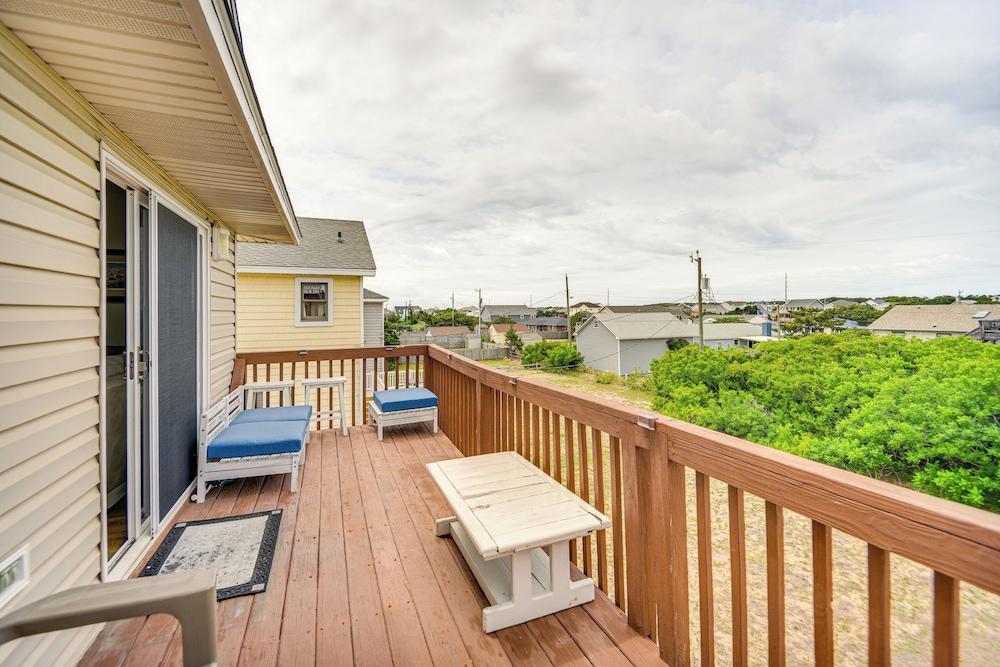 Walk to Beach + Restaurants: Outer Banks Retreat