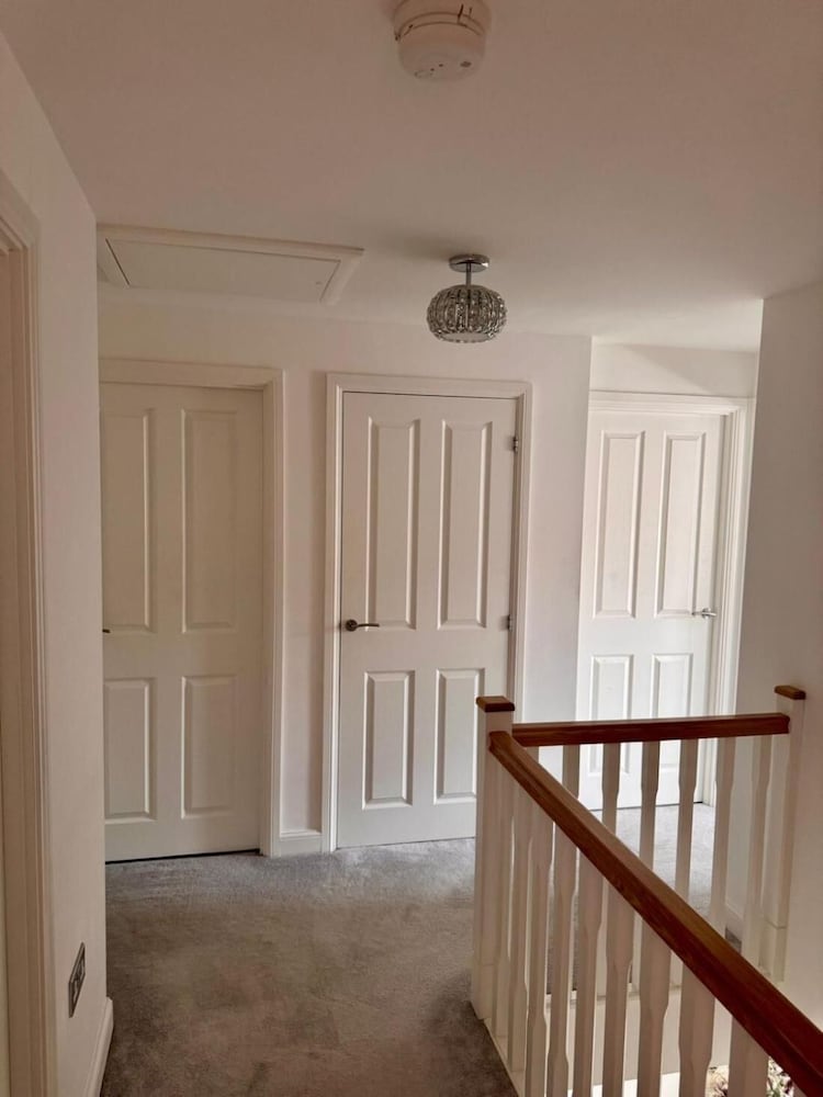 High END Spacious 4 Bed House - Free Parking