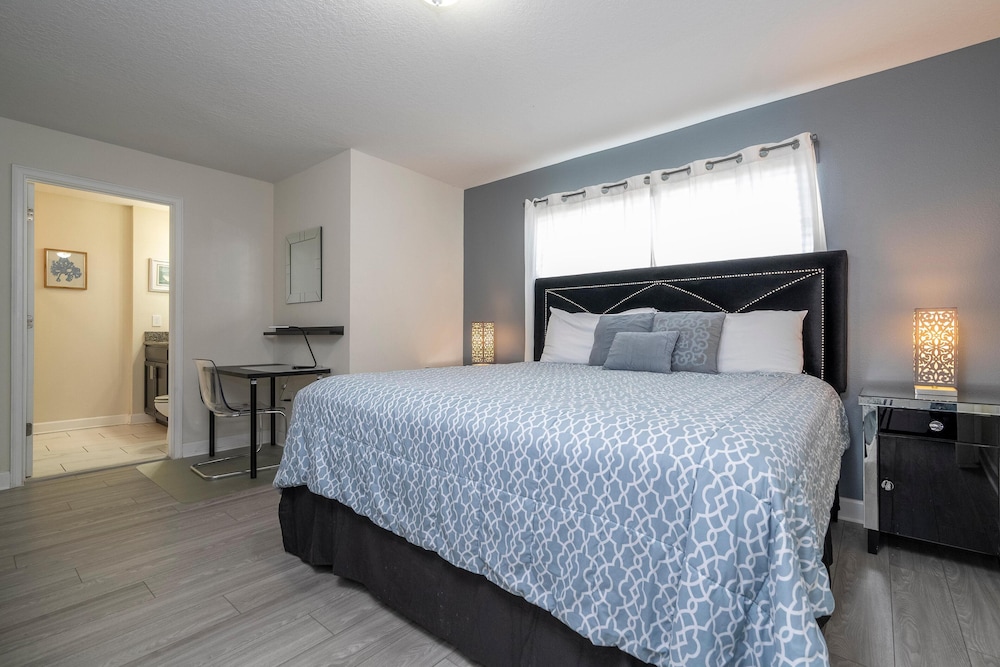 3085 TS - Opulent 5 BR Townhome Private Pool