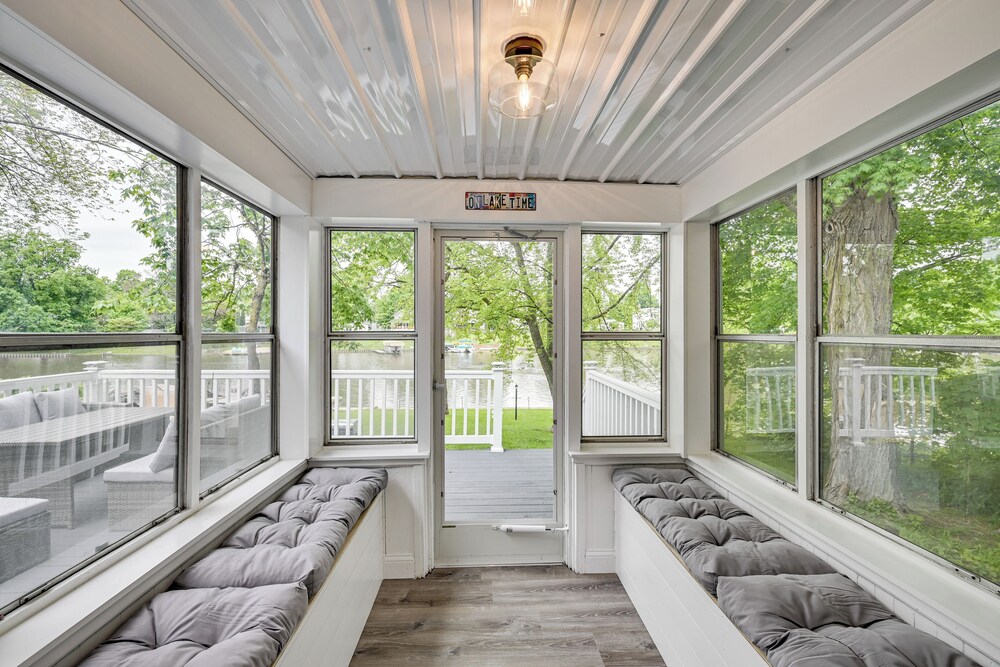 Lakefront Getaway w/ Private Dock in Colon!