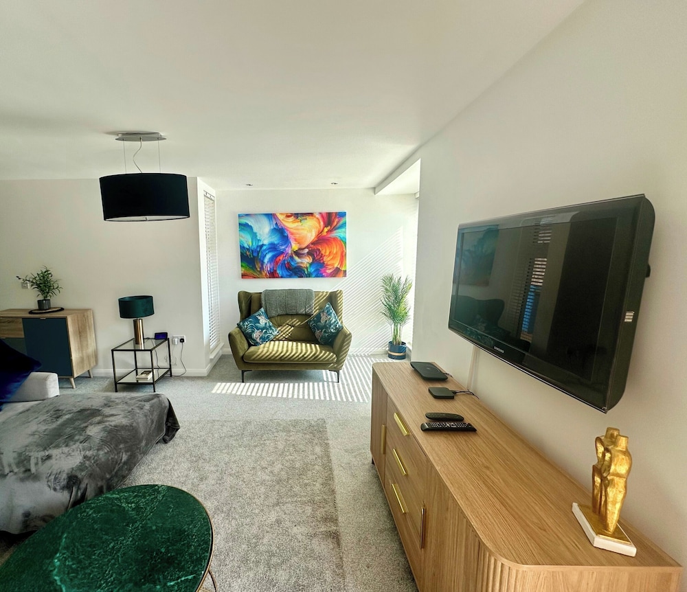 3 Bed-sleeps 6-garden-parking-pets