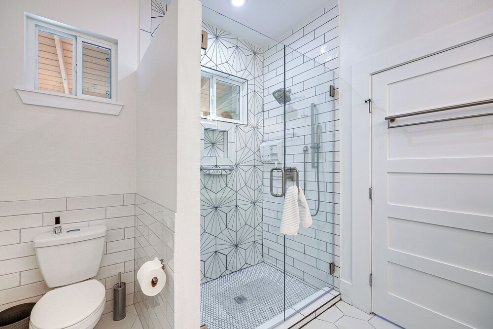 Near Zoo & Riverwalk: Spacious Home w/ Heated Pool