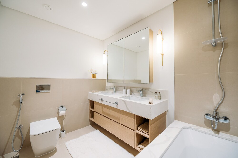 Elegant Stay: Balcony & Stunning Dubai Creek Views