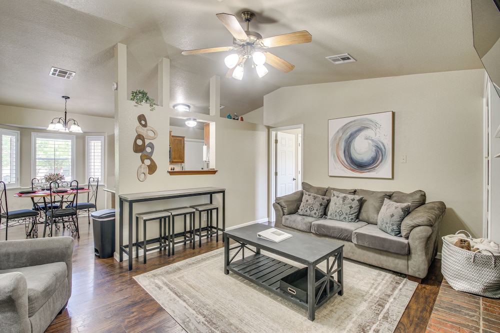 2 Mi to OU: Family-friendly Retreat w/ Patio!