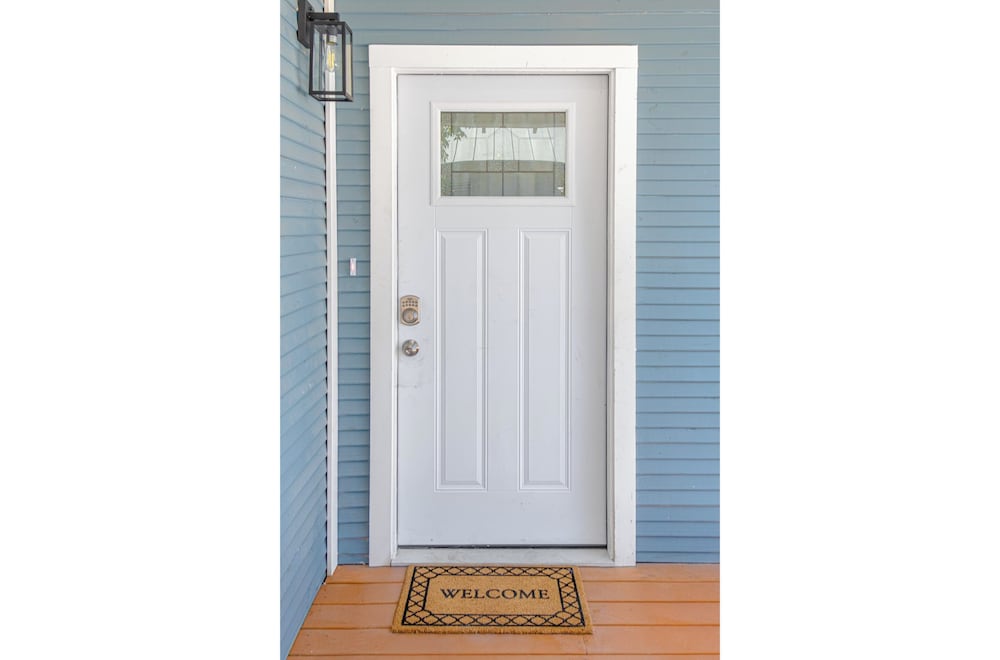 Unwind in Style 4BR 2BA Quick Access to Downtown