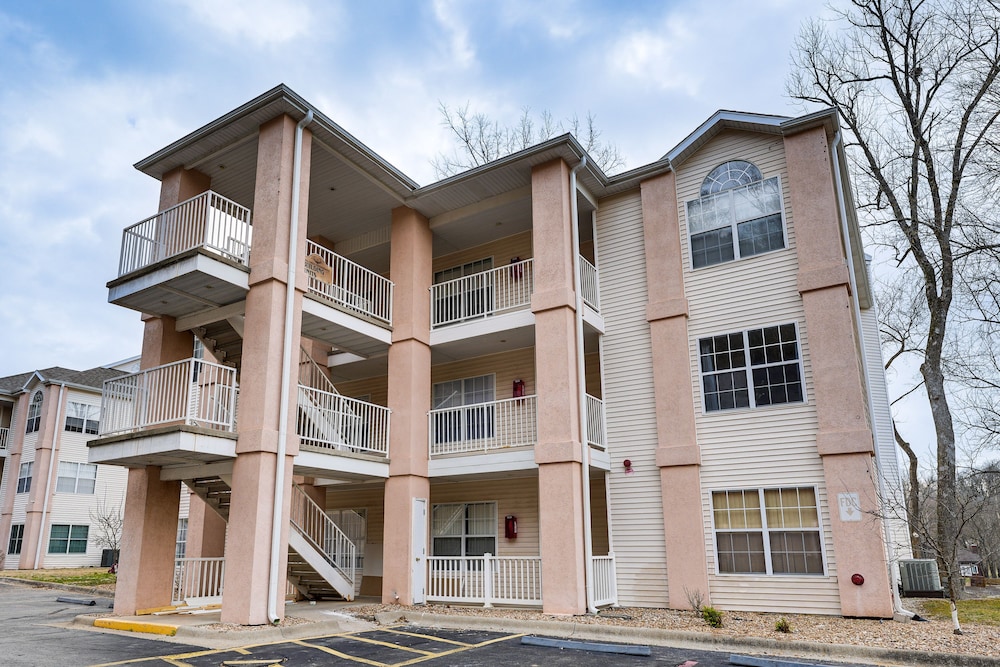 Sunroom, Fireplace: Lakefront Branson Condo