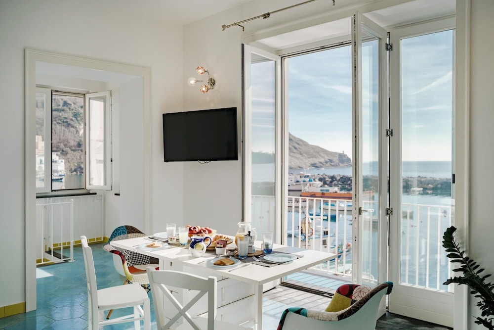 Corricella Exclusive Loft en Procida — balance & terrace