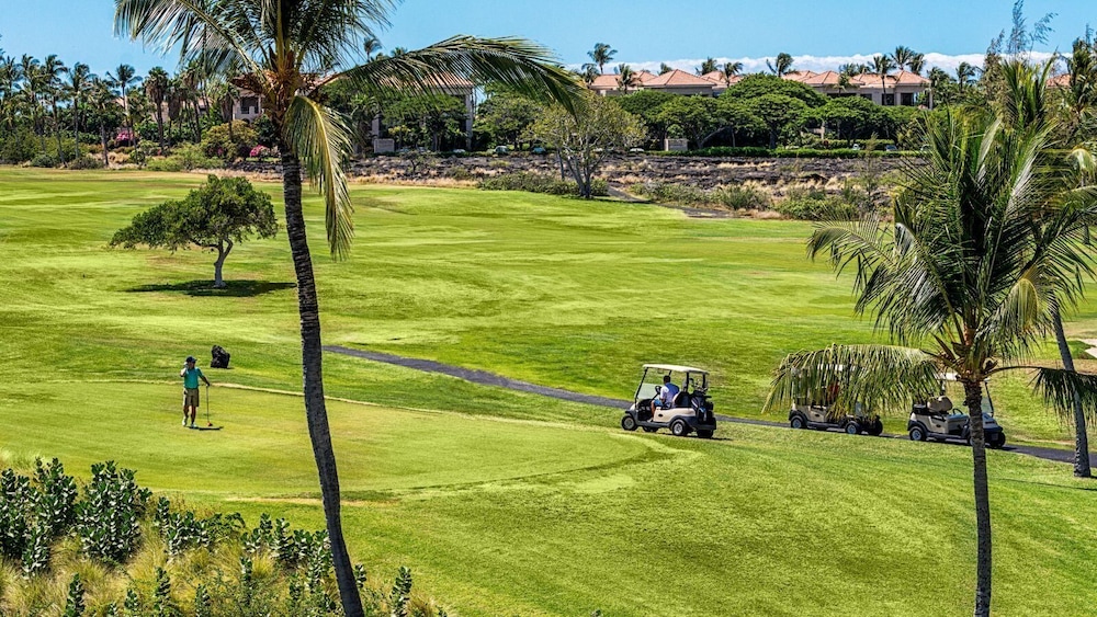 Top-floor Condo w/ Golf and Mountain Views - Pool, Gym, Wifi - Vrkcv