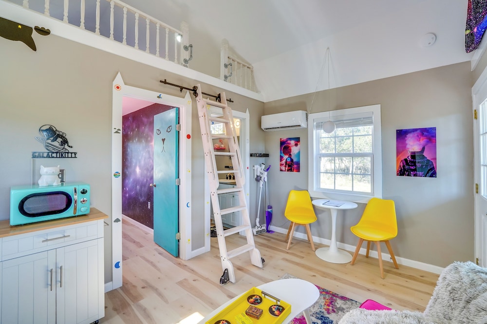 'galactikitty' - Quirky Cabin Near Lake Brownwood!