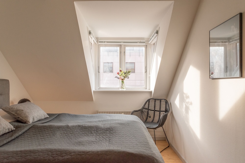Sanders Boulevard - Cute 2-bdr Apt By the Canal view 4