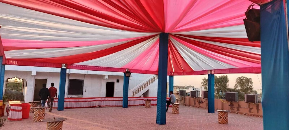 Hotel Karishma Palace Badnawar