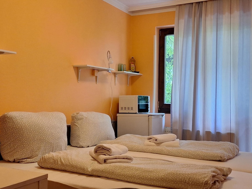 2-Rent Group Hostel Rooms AUB162