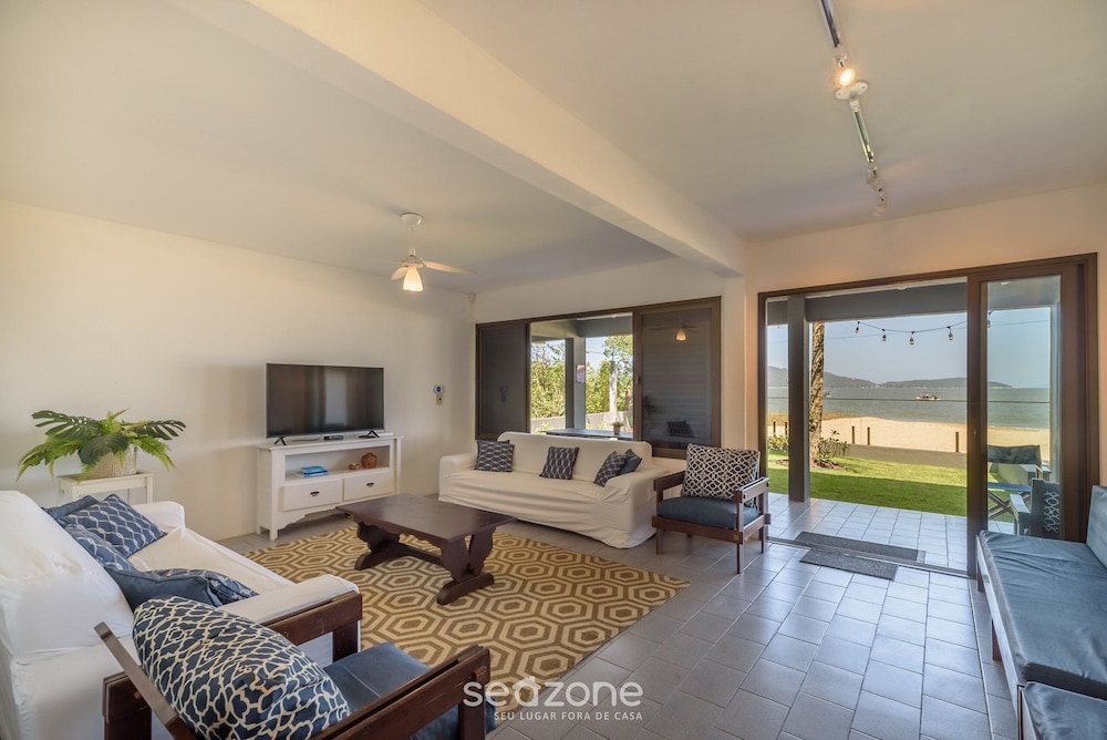 6BR Beachfront Home in Bombinhas Abm0101