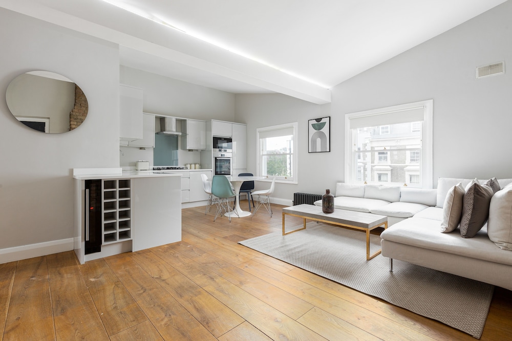 Radiant 2 Bed Flat near Portobello