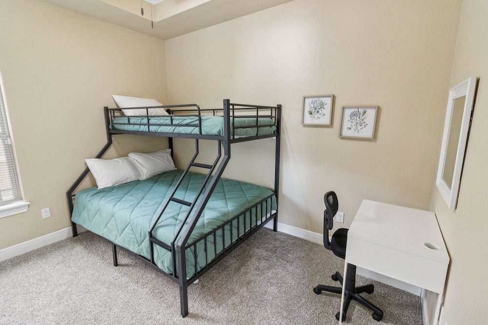 Gorgeous 4br Dakota Springs Home 3 Bedroom Home
