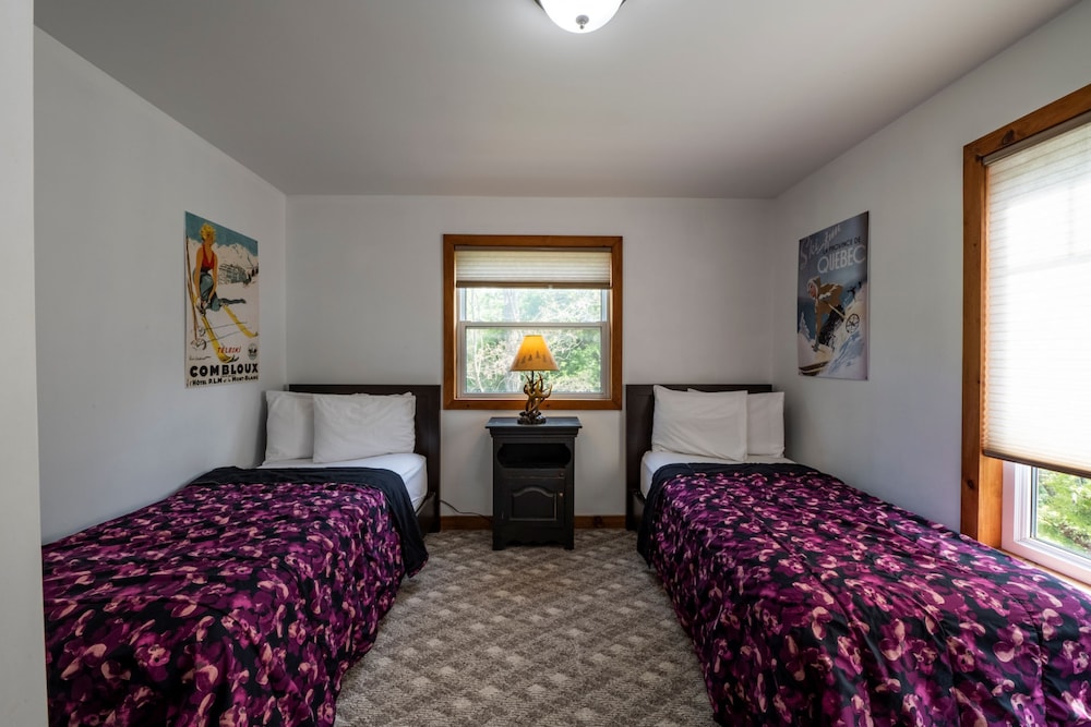 RARE FIND - 6 bdrm Very Private Cottage on 10 acres, Hot Tub, BBQ, Petfriendly