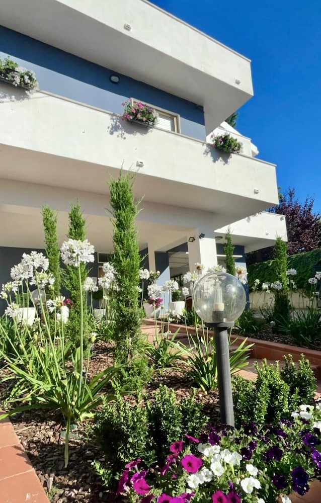 Ettore 3-bed Villa - Sleeps 6, Garden & Parking view 4