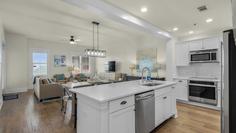 Coastal 3BR Condo With Pool & Shuttle : Snowbird Friendly!
