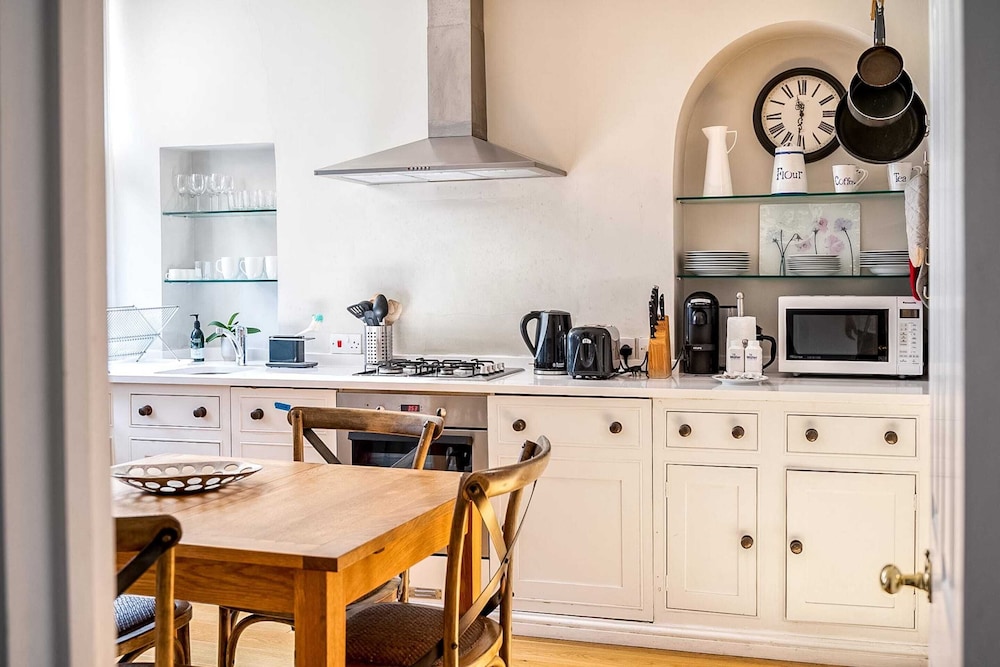 Cozy and Spacious Kensington Maisonette