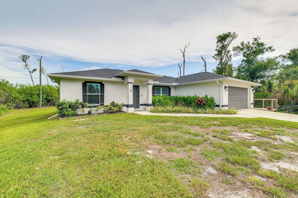 3 Mi to Public Beach: Port Charlotte Getaway!
