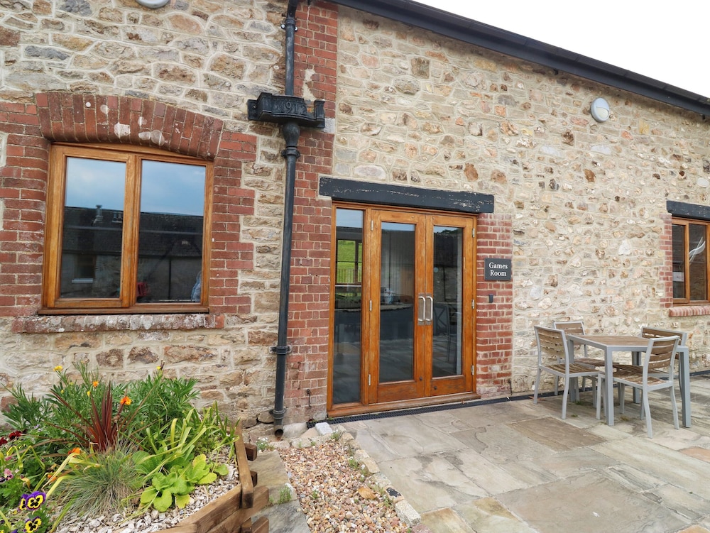 Harcombe House Bungalow 11