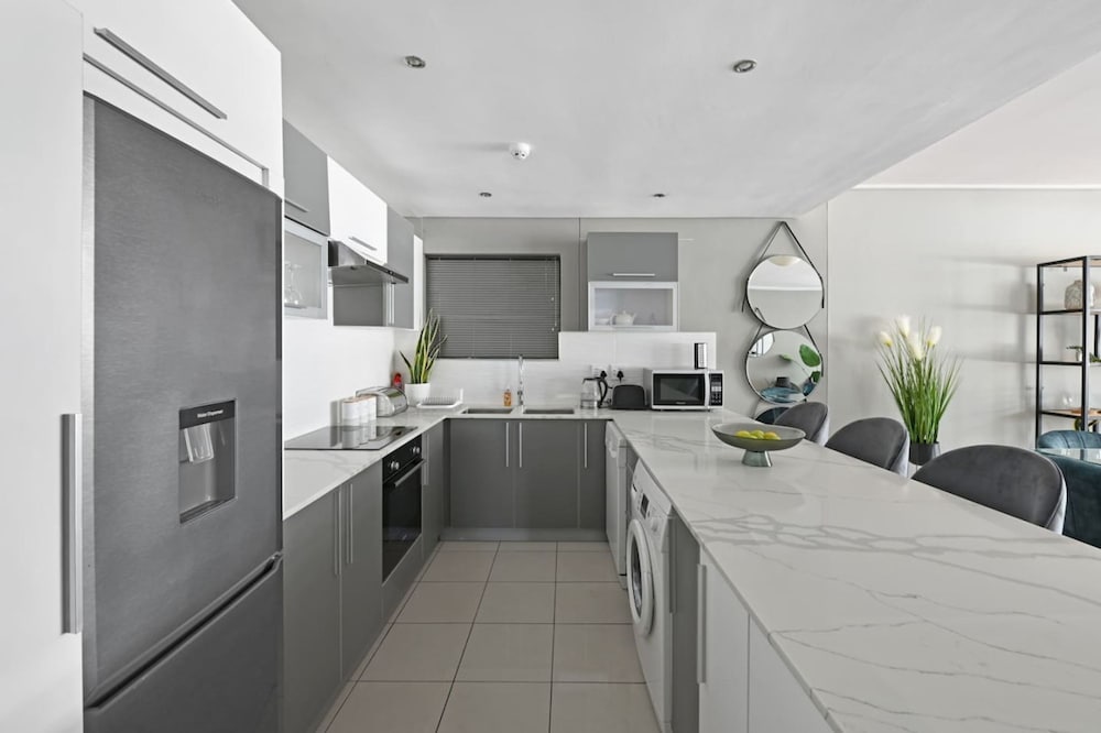 Modern 3-bed Apt Designer Touch Mountain Views