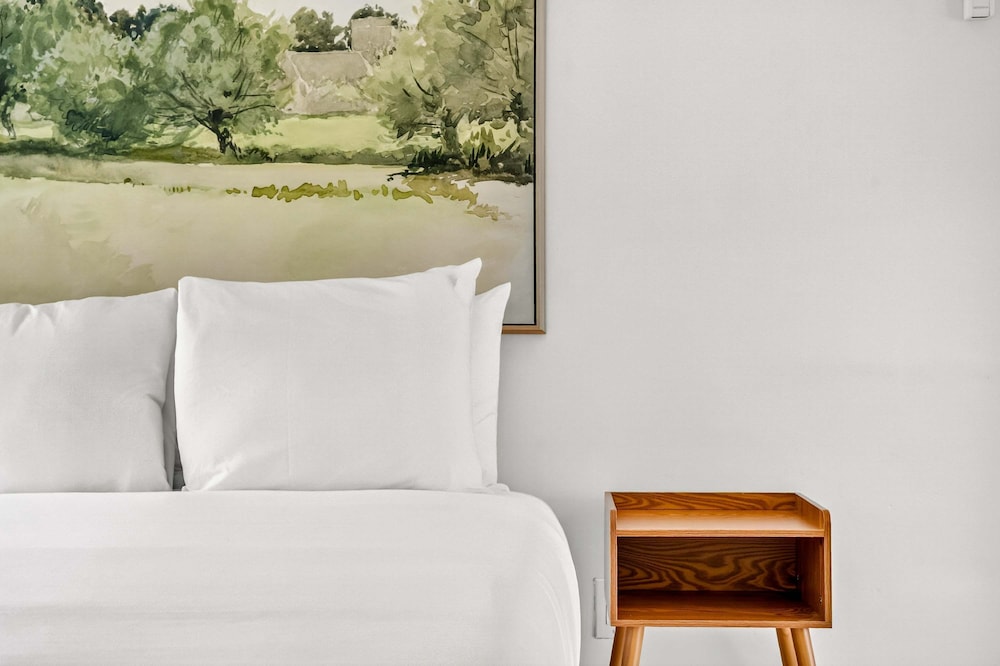 Sleek Kitchenette Queen Bed