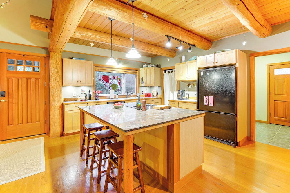 11 Mi to Olympic NP: Port Angeles Retreat w/ Deck