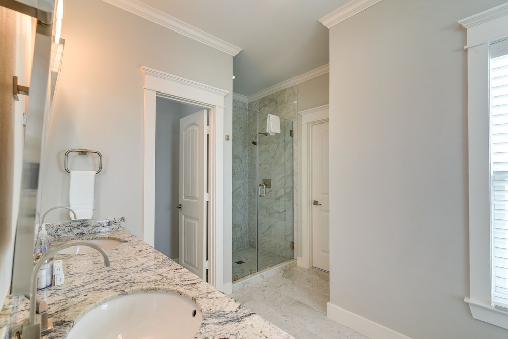 Walk to Ocean: Beach House w/ 2 Decks in Galveston