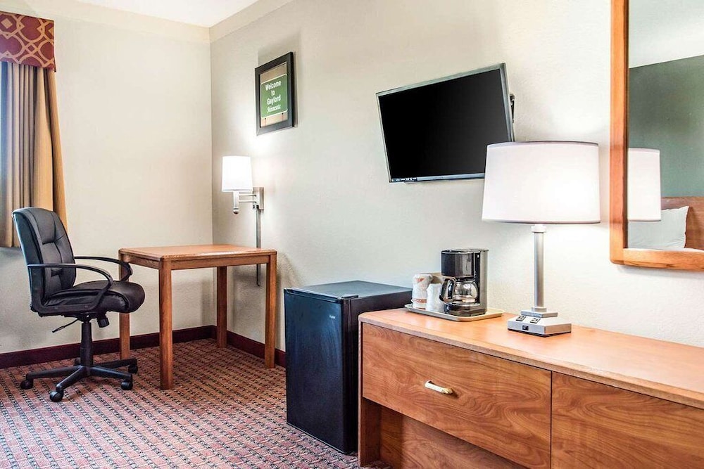 Travelers Lodge & Suites