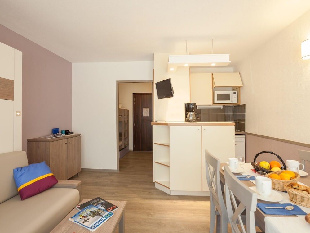 Air-conditioned Studio in Sainte Maxime view 4