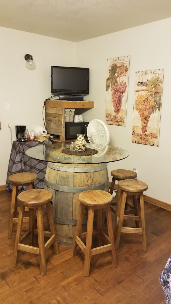 Mendelbaum Winery Guest Cabins